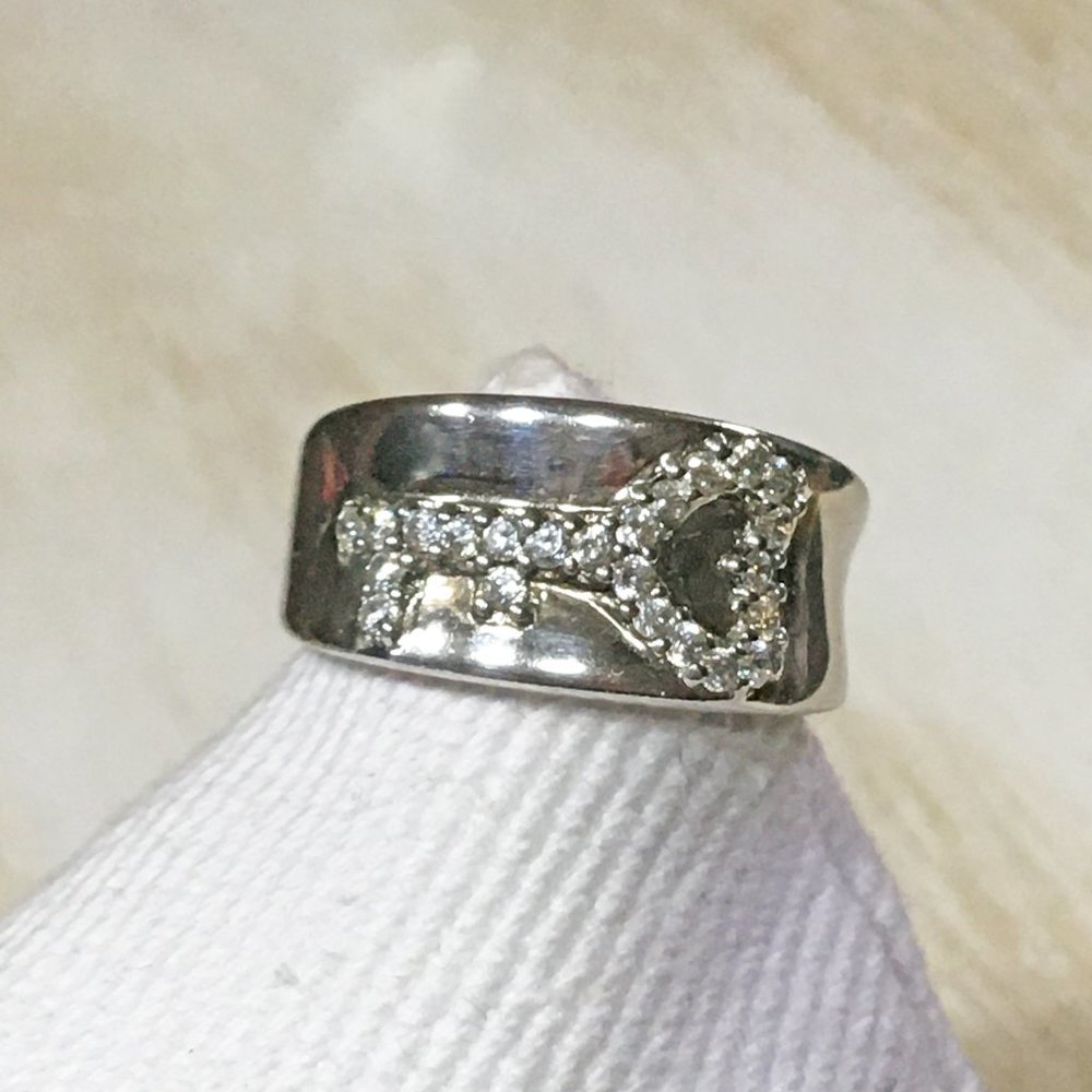 AUTHENTIC BLOOM NYC CZ & STERLING SILVER HEART LOVE KEY DETAIL CURVE RING SIZE 7